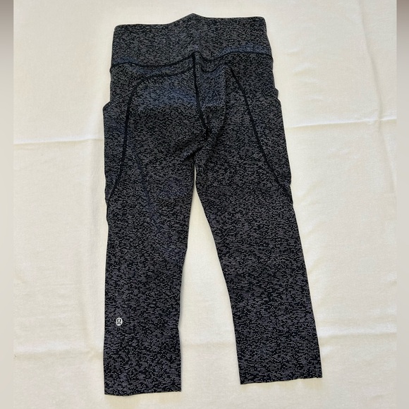 Lululemon Cropped Leggings - Size 6 - Picture 5 of 8